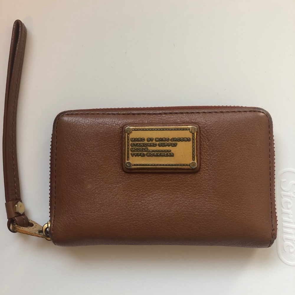 Marc Jacobs Classic Q Wingman wristlet wallet